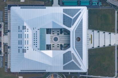 Fotografía aérea del edificio emblemático China Chongqing Science Hall, ubicado en la Ciudad de las Ciencias Occidental de Chongqing.