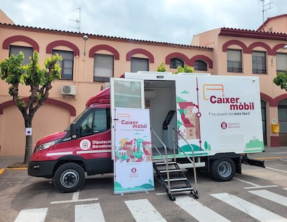 El servei del caixer mòbil, disponible des del passat mes d’abril, arriba ja a 96 municipis on hi viuen al voltant de 58.000 persones.