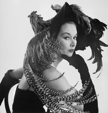 'Mujer con tocado de gallina', retrato tomado en 1949 por Penn a la modelo Lisa Fonssagrives, con la que se casaría un año después.