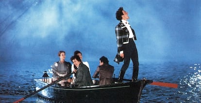 Hugh Grant, de pie, como lord Byron en 'Remando al viento'.