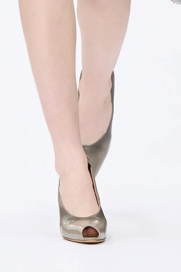zapato peeptoe en Acne Studios primaveraverano 2025.