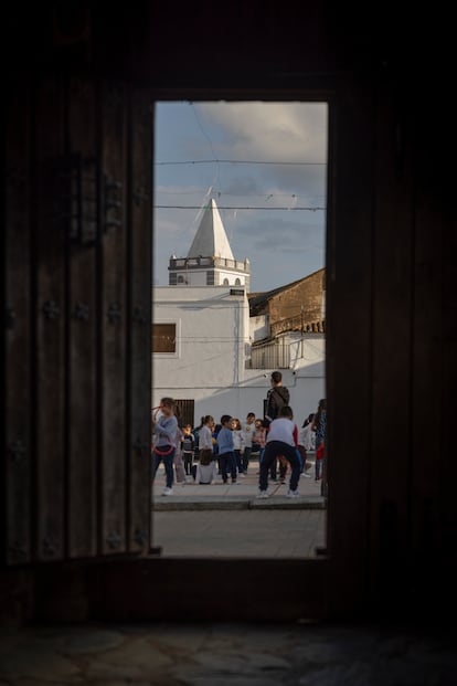 Un grupo de niños juega cerca de la Fortaleza de los Templarios en Higuera de Vargas. 