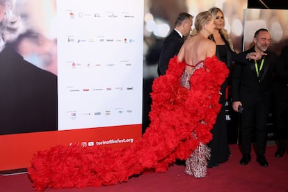 La parte trasera del vestido revela un amplio escote.