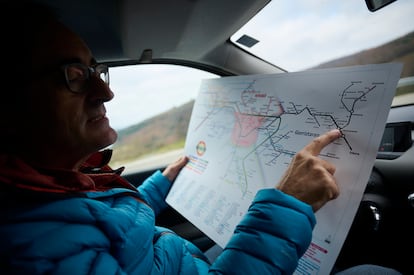 Pablo Feo señana en el mapa de Leiza la posición de cada caserío. 
