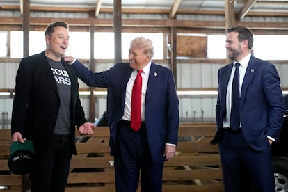 De izquierda a derecha, el CEO de Tesla y SpaceX, Elon Musk, el presidente electo de Estados Unidos, Donald Trump, y el que será su vicepresidente, JD Vance, durante un evento de campaña en el Butler Farm Show el pasado 5 de octubre. 