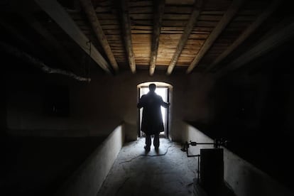 Javier Cercas en el desván de la casa de su familia, en Ibahernando.