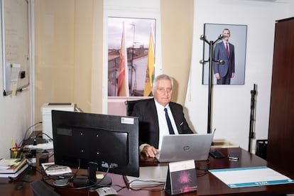 José Miguel Lloret, alcalde de Villanueva de Perales, fotografiado en su despacho el 23 de noviembre. 