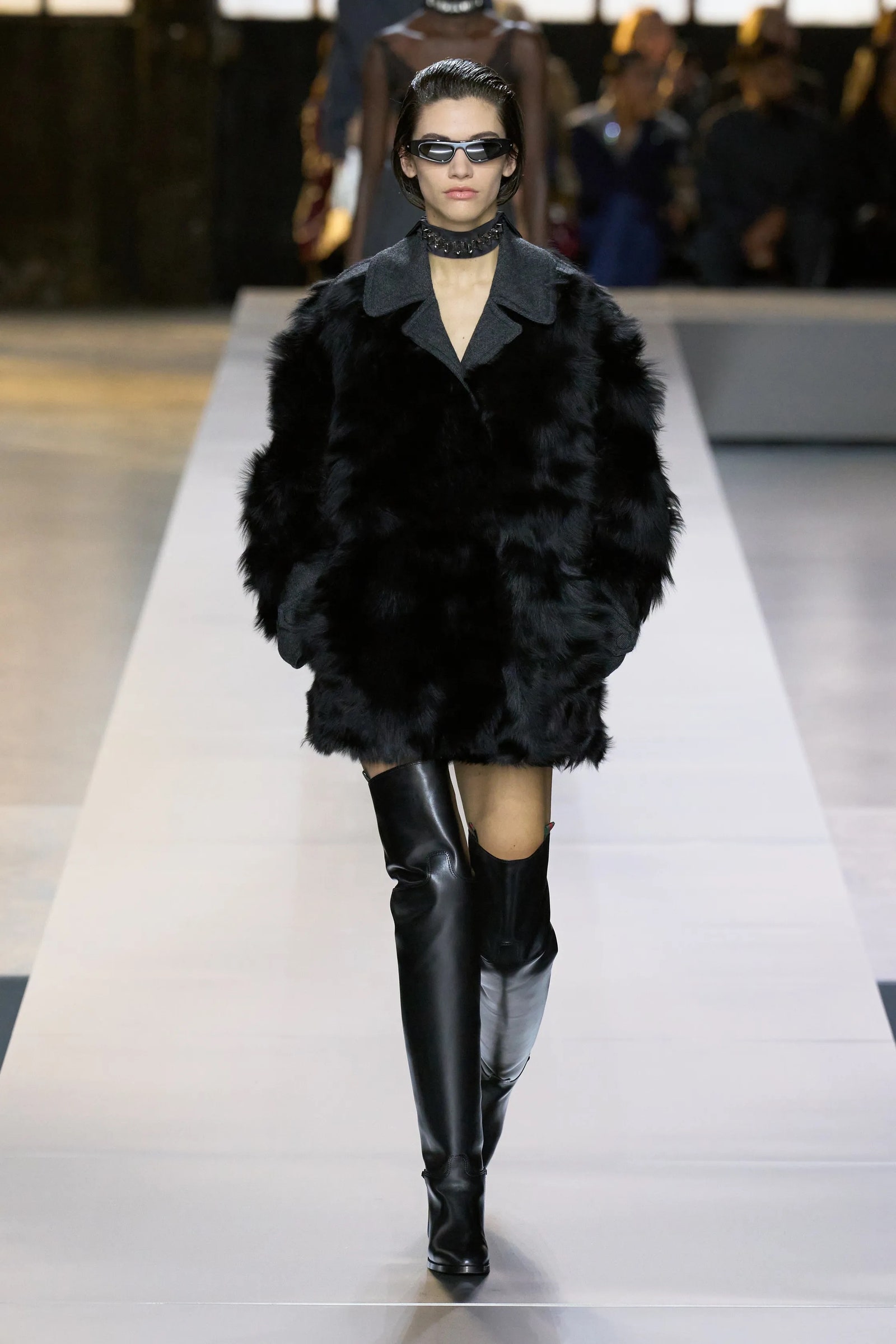 estilismo con un modelos de los abrigos teddy
