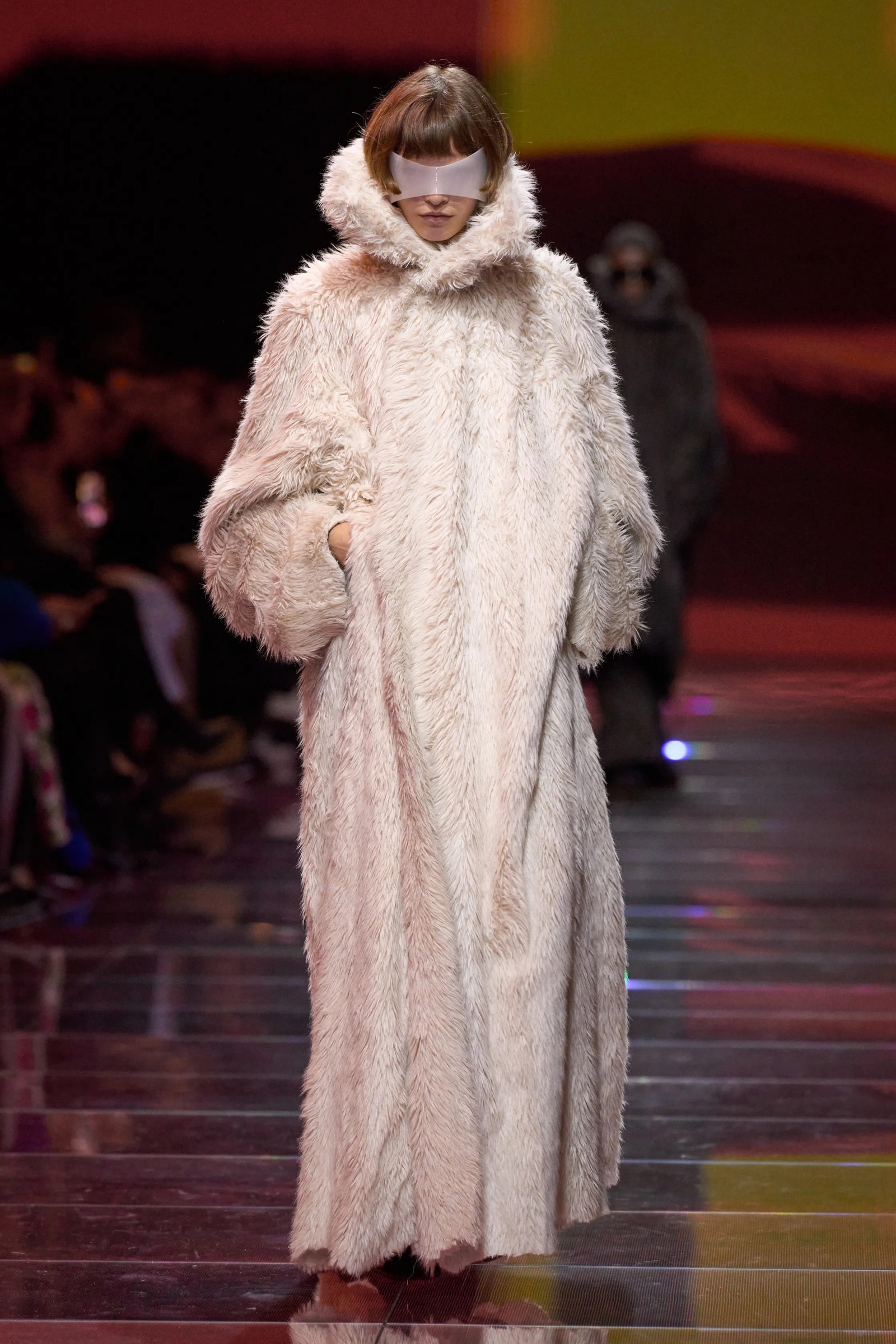 estilismo con un modelos de los abrigos teddy