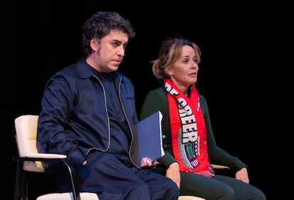 José Troncoso y María Adánez en en una escena de 'La gramática' de Ernesto Caballero, en Nave 10 Matadero.