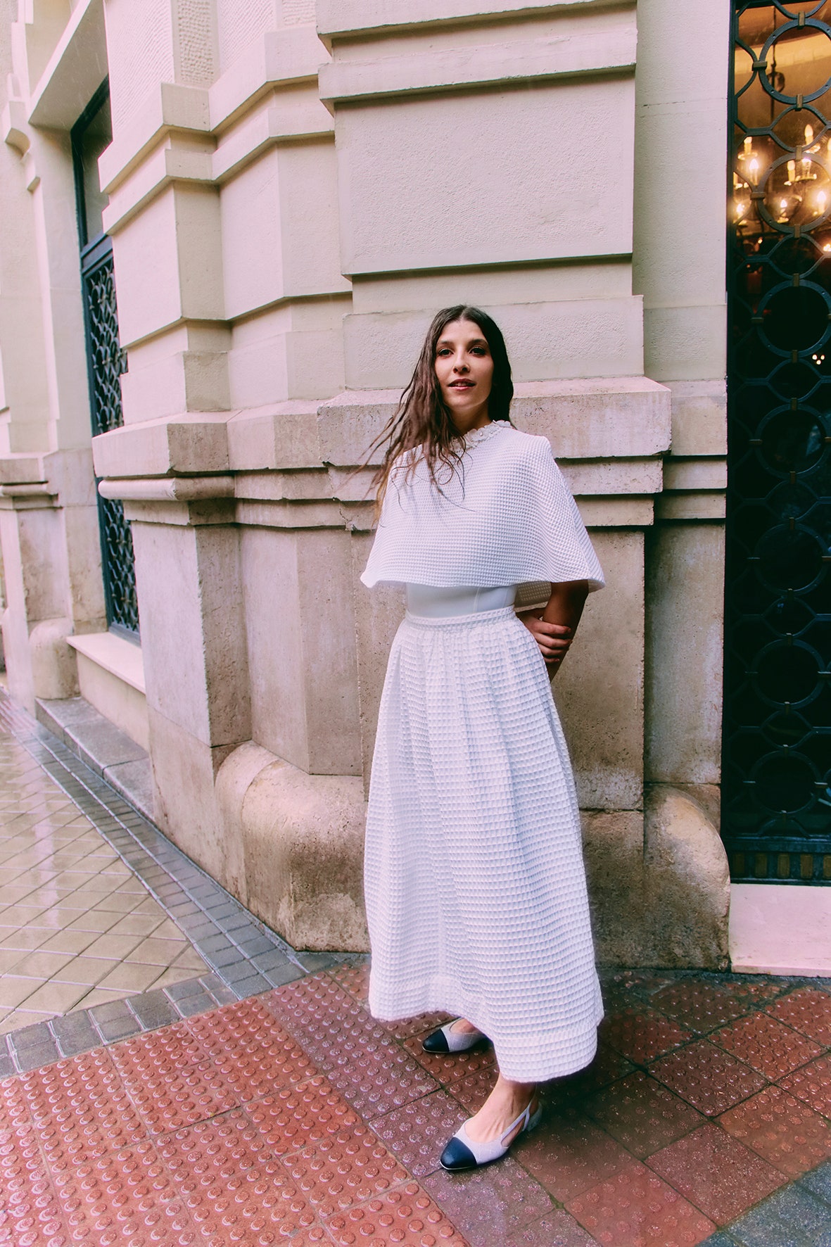 Estilismo Patricia López. La cantante con capa de jacquard traje de neopreno falda de tweed y zapato destalonado de...