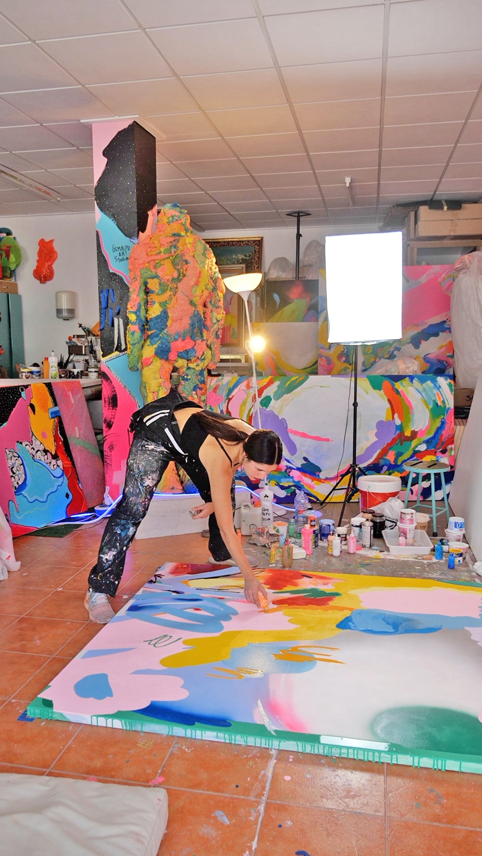 La artista durante el proceso de creación de uno de sus cuadros en su estudio de Algemesí.