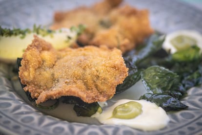 Tortillas de ortigas acompañada de lechuga de mar, ali oli y crema de aguacate. Restaurante Willy, Palmones, Los Barrios, Cádiz. 8 mayo 2023. Foto: MARCOS MORENO