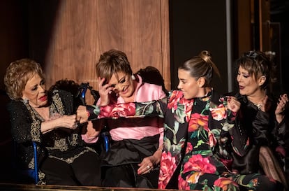 Silvia Pinal, Sylvia Pasquel, Michelle Salas y Alejandra Guzmán durante un homenaje a la primera actriz en el Palacio de Bellas Artes, en agosto de 2022 en Ciudad de México.