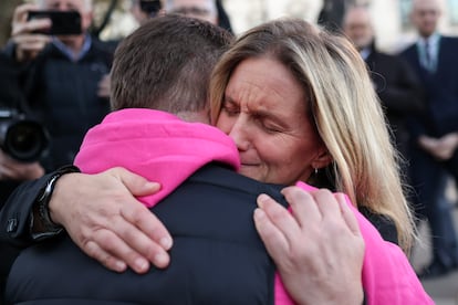 La diputada Kim Leadbeater, proponente de la ley de eutanasia en el Parlamento brtiánico, abraza este viernes a algunos manifestantes