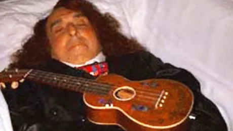 EL SOBERBIO TINY TIM CAYÓ MUERTO EN EL ESCENARIO