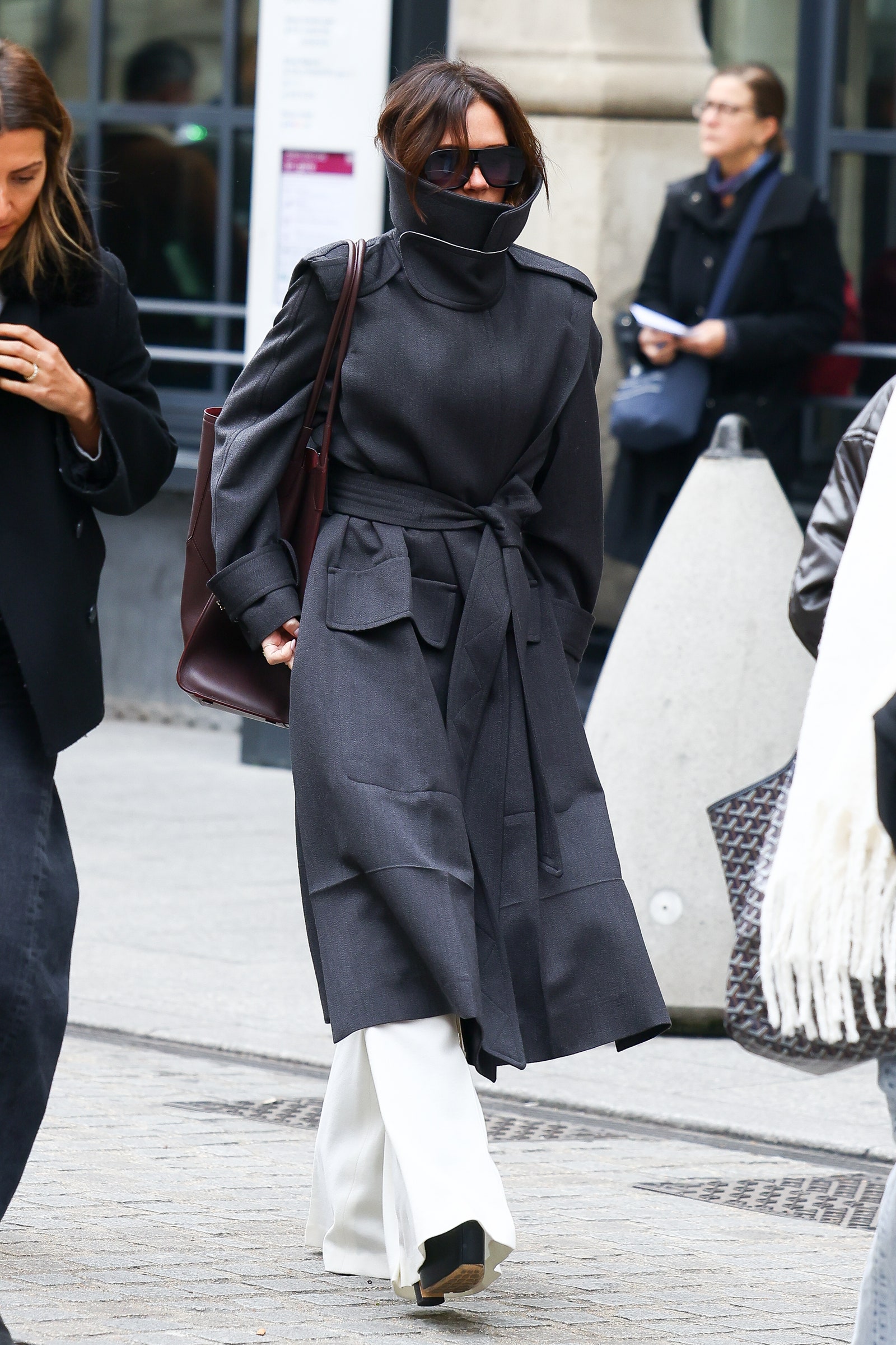 Victoria Beckham con un abrigo de cuello alto