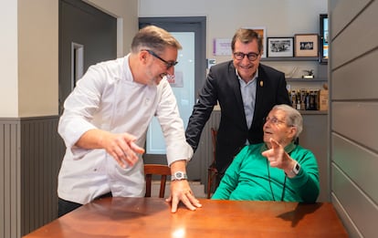 Los hermanos Roca comen a diario, como el equipo de El Celler de Can Roca, en el restaurante Can Roca, que fundaron sus padres. En la imagen, Joan y Josep con el padre, Josep Roca, de 91 años, en una sala del local.