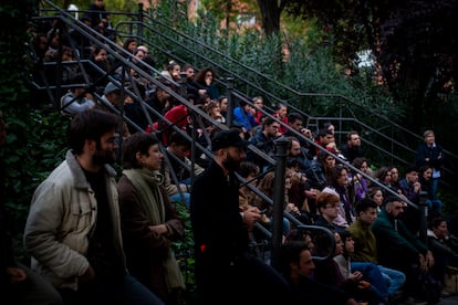 Reunion del Sindicato de Inquilinas de Madrid en la Plaza de las Pañuelas.