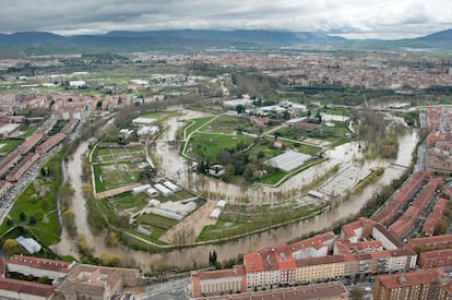 El parque de Aranzadi de Pamplona durante la crecida del río Arga, en 2015.
