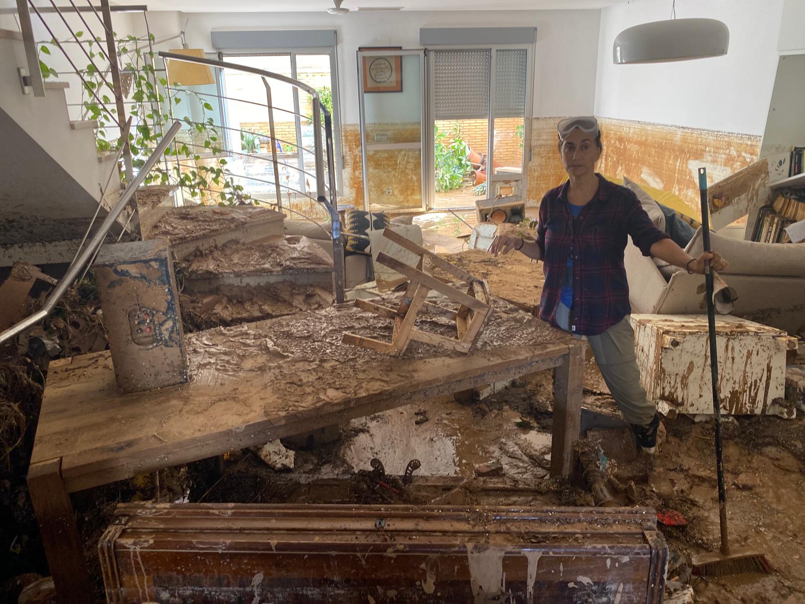 La fotógrafa Mònica Torres, en el salón de su casa el 31 de octubre, dos días después del paso de la dana.