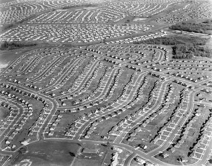 Fotografía aérea del desarrollo urbano en la periferia en los años sesenta.