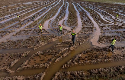 Miembros de la UME  trabajando en Valencia. 