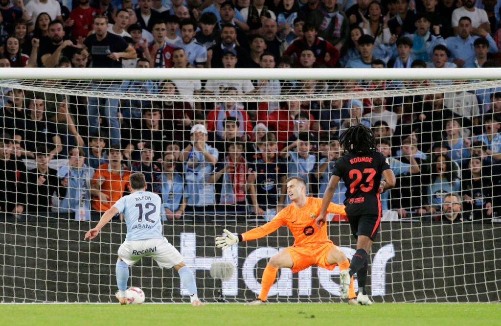 Alfon marca el gol del empate en Balaídos ante el Barcelona este sábado.
