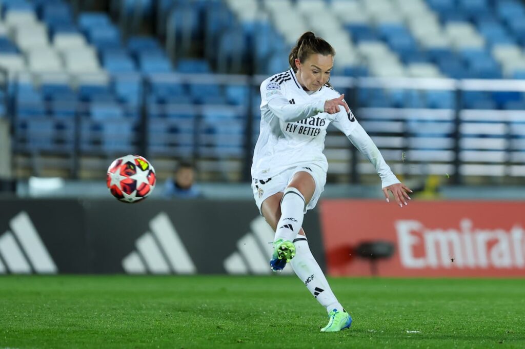 Caroline Weir golpea el balón en un tiro libre que se convirtió en el cuarto gol del Madrid ante el Twente este miércoles en el Alfredo di Stéfano.