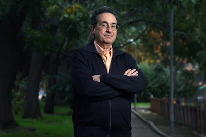 Manel Juan, jefe de servicio de Inmunología Clínica del Hospital Clínic de Barcelona, en un parque en Madrid.