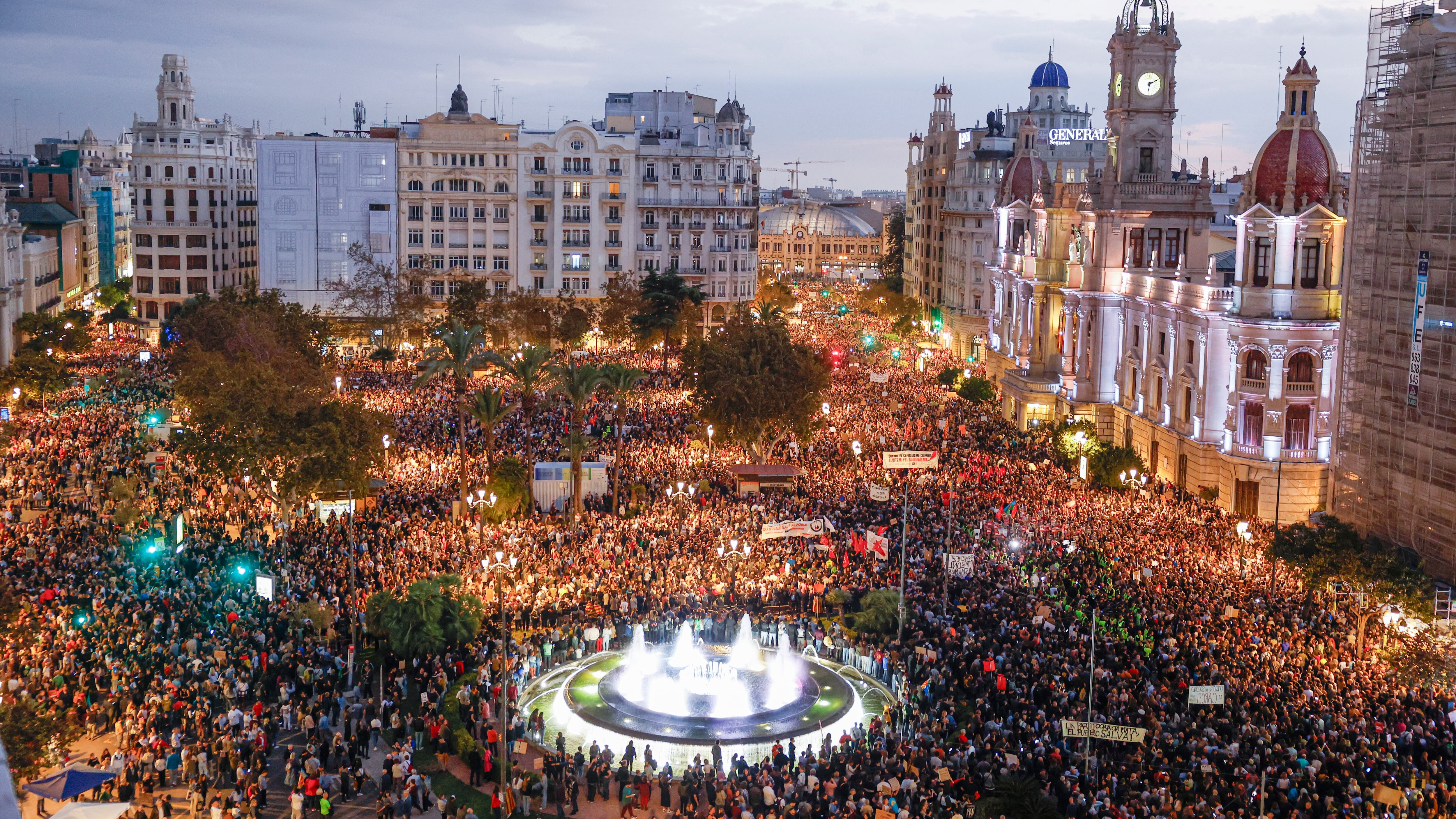 Manifestación en Valencia contra la gestión de la dana celebrada este sábado frente al Ayuntamiento.