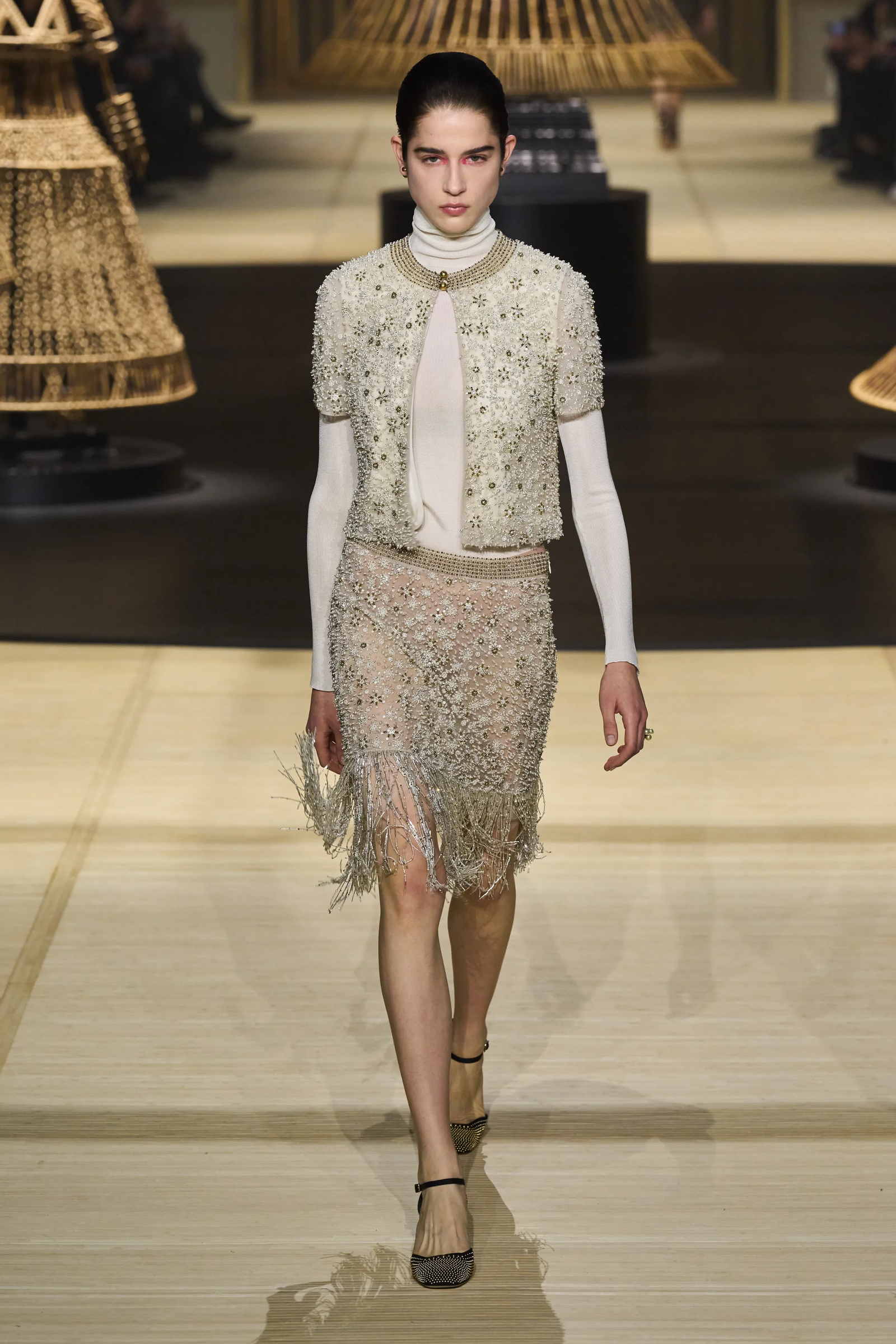 Tendencia faldas de flecos otoñoinvierno 20242025 de Christian Dior
