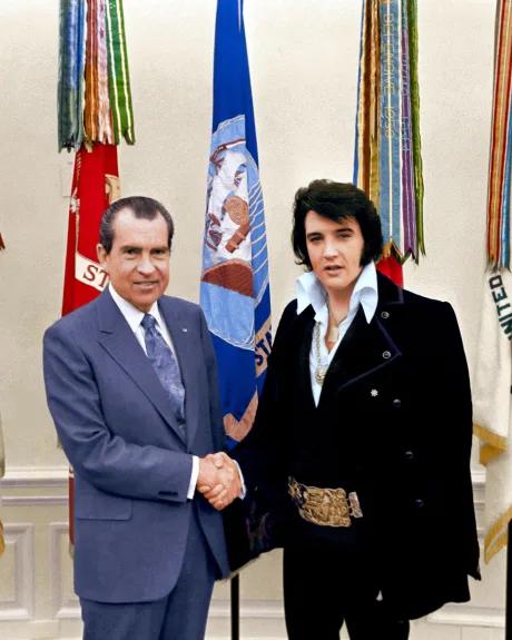 LA RAZON POR LA QUE JOHN LENNON ODIABA A SU ÍDOLO, ELVIS PRESLEY