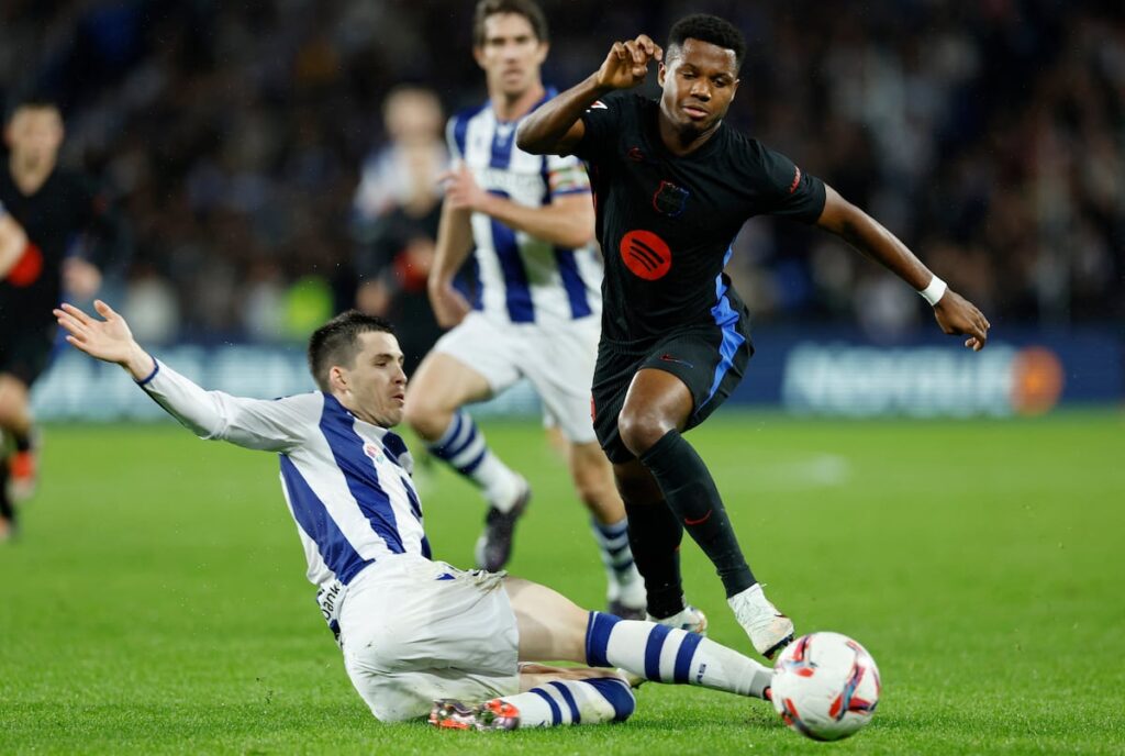 Ansu Fati, del Barcelona, en acción contra Zubeldia, de la Real Sociedad, este domingo.