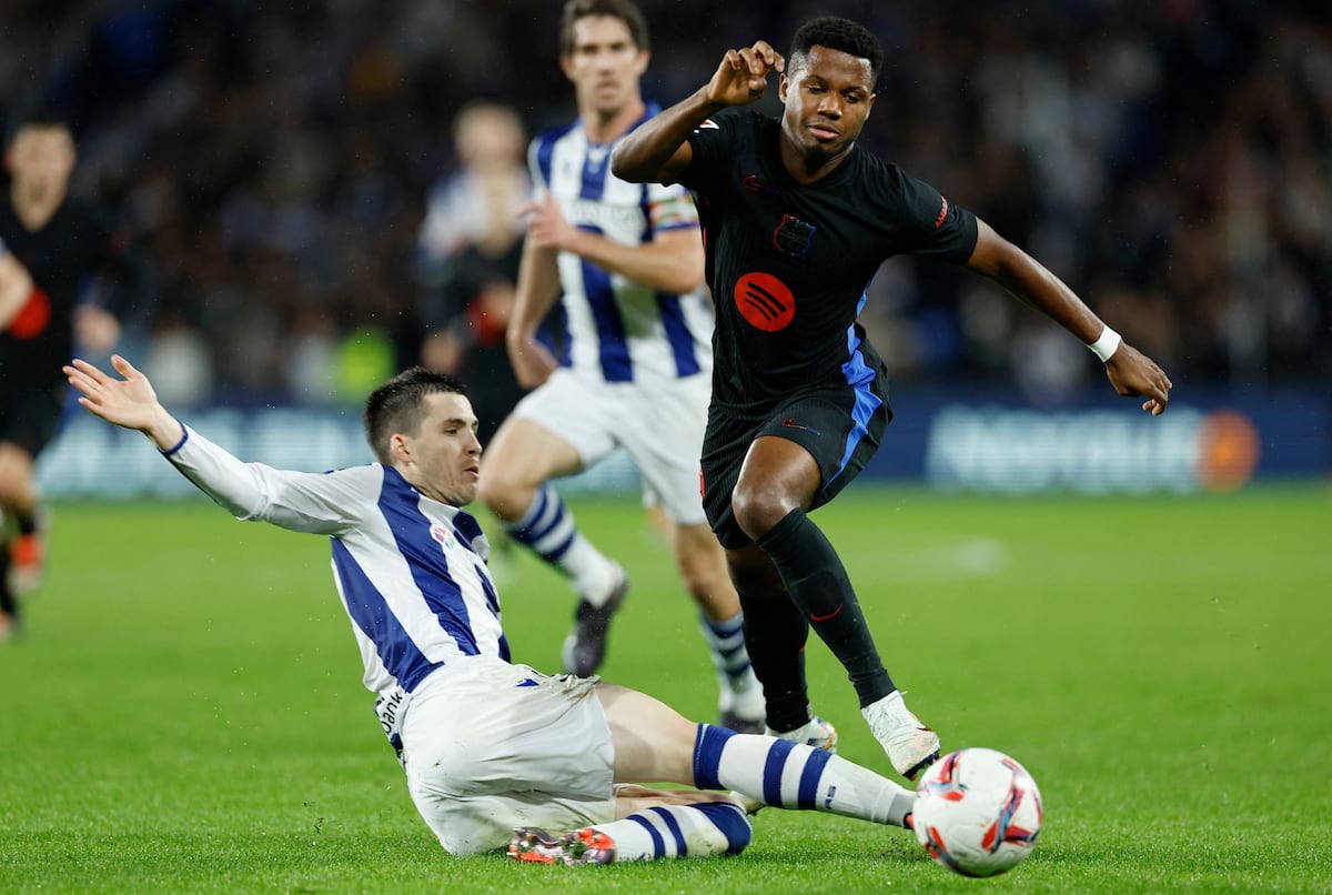 Ansu Fati, del Barcelona, en acción contra Zubeldia, de la Real Sociedad, este domingo.