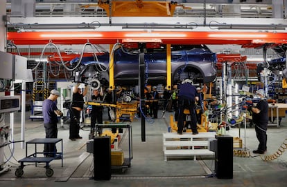 Trabajadores ensamblan un coche Ebro S700 en las pruebas que han realizado este mes de noviembre en la fábrica Ebro Factory de la Zona Franca.