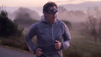 El presidente de la Generalitat, Salvador Illa, saliendo a correr de madrugada, este sábado.