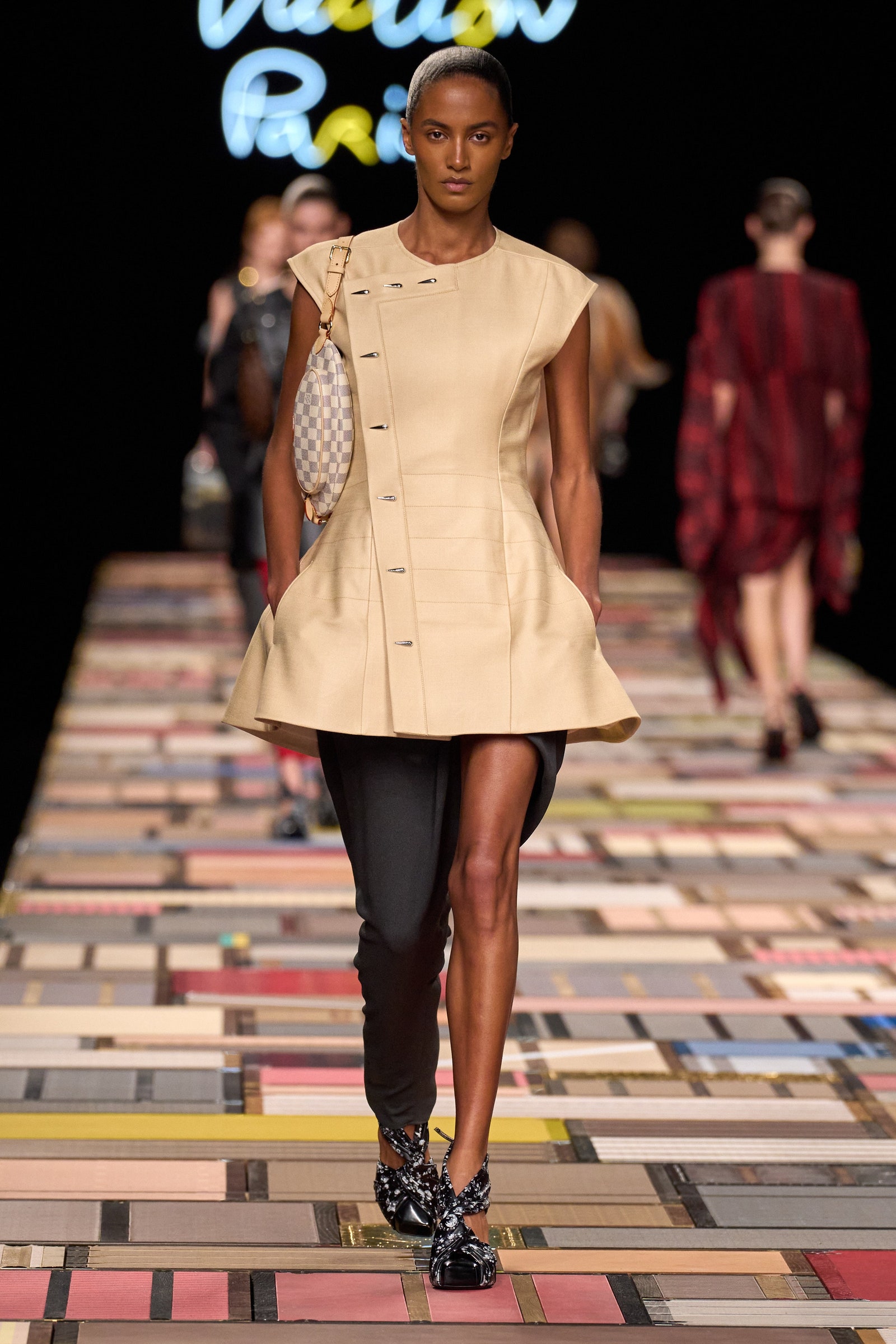 Despídete del bolso esta tendencia de moda ser la ms prctica de 2025