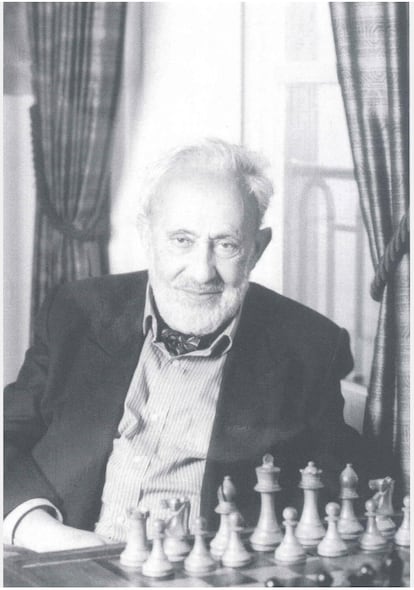 Paul Steinberg, uno de los judíos jefes de la sección de Primo Levi en Auschwitz, en su casa de París en 1996.