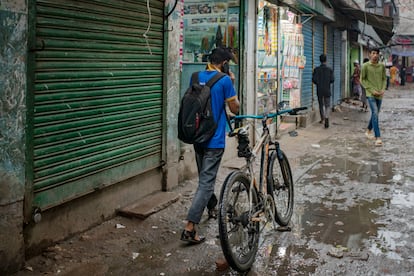 Shopon sigue viviendo en el ‘slum’ de Korail. Para desplazarse al centro financiero de Daca, se compró una bicicleta. Aunque le gustaría sacarse la licencia de conducir para trabajar como transportista. Mejor pagado y con menos presión, opina. 