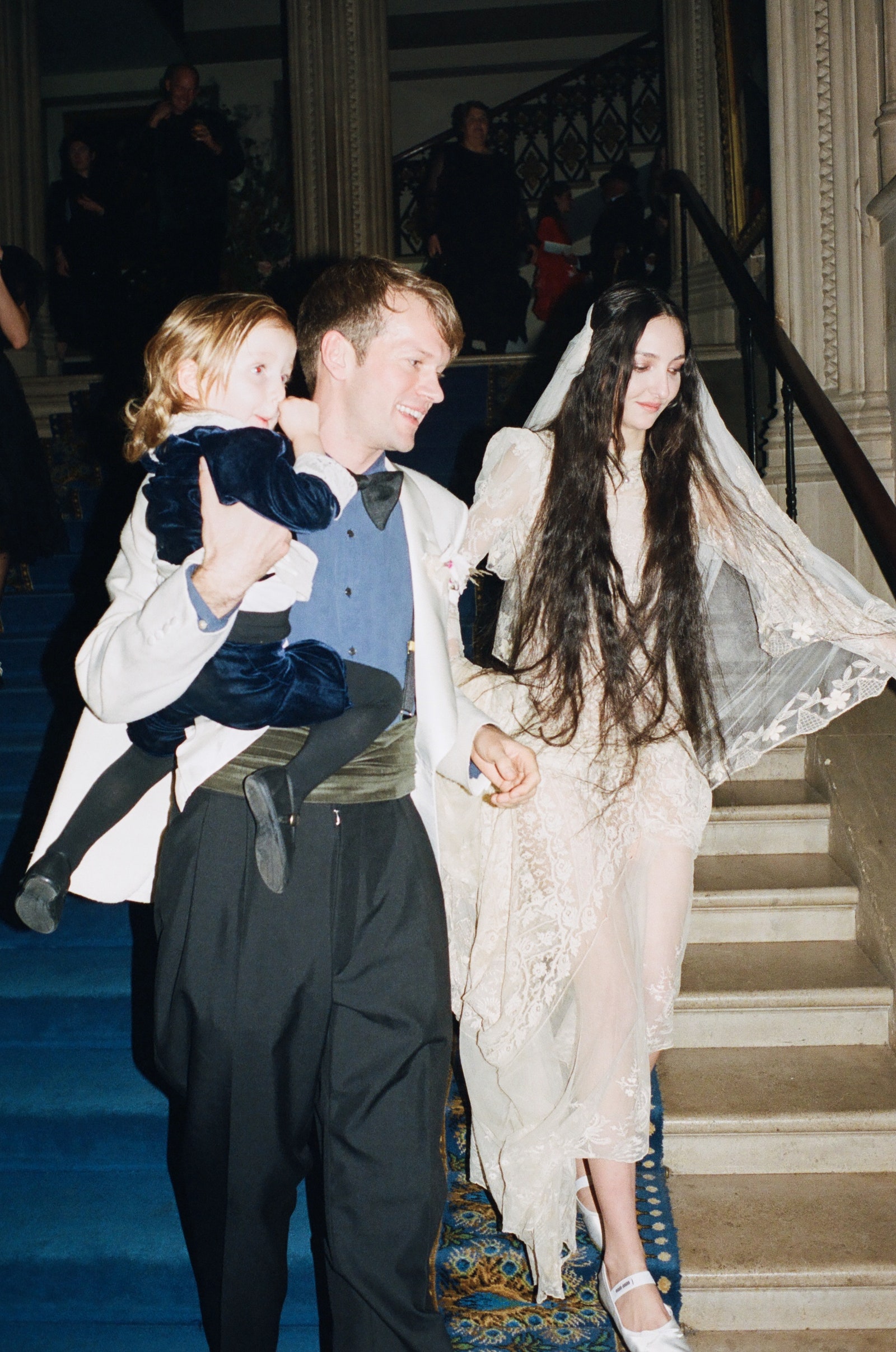 Tish Weinstock se casó en Halloween con 3 vestidos de novia vintage en el castillo de Belvoir