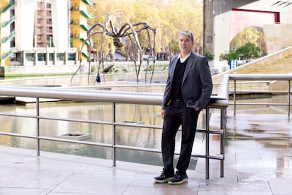 El artista hawaiano posa en el exterior del museo Guggenheim Bilbao.