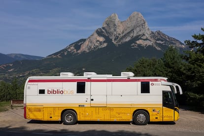 Cada dia, aquests ambaixadors mòbils de les 235 biblioteques públiques barcelonines surten a la carretera per transportar llibres, revistes, diaris o documents de tota mena. A la imatge, un dels vehicles al peu del Pedraforca.