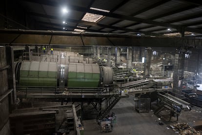 Cribas donde se separa la basura antes de la separación manual de operarios, en la planta sevillana de Montemarta-Cónica.