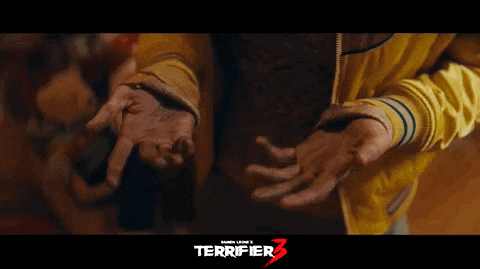 Sienna en una de las escenas de Terrifier 3 mirándose las manos antes de luchar contra el payaso Art.- Blog Hola Telcel