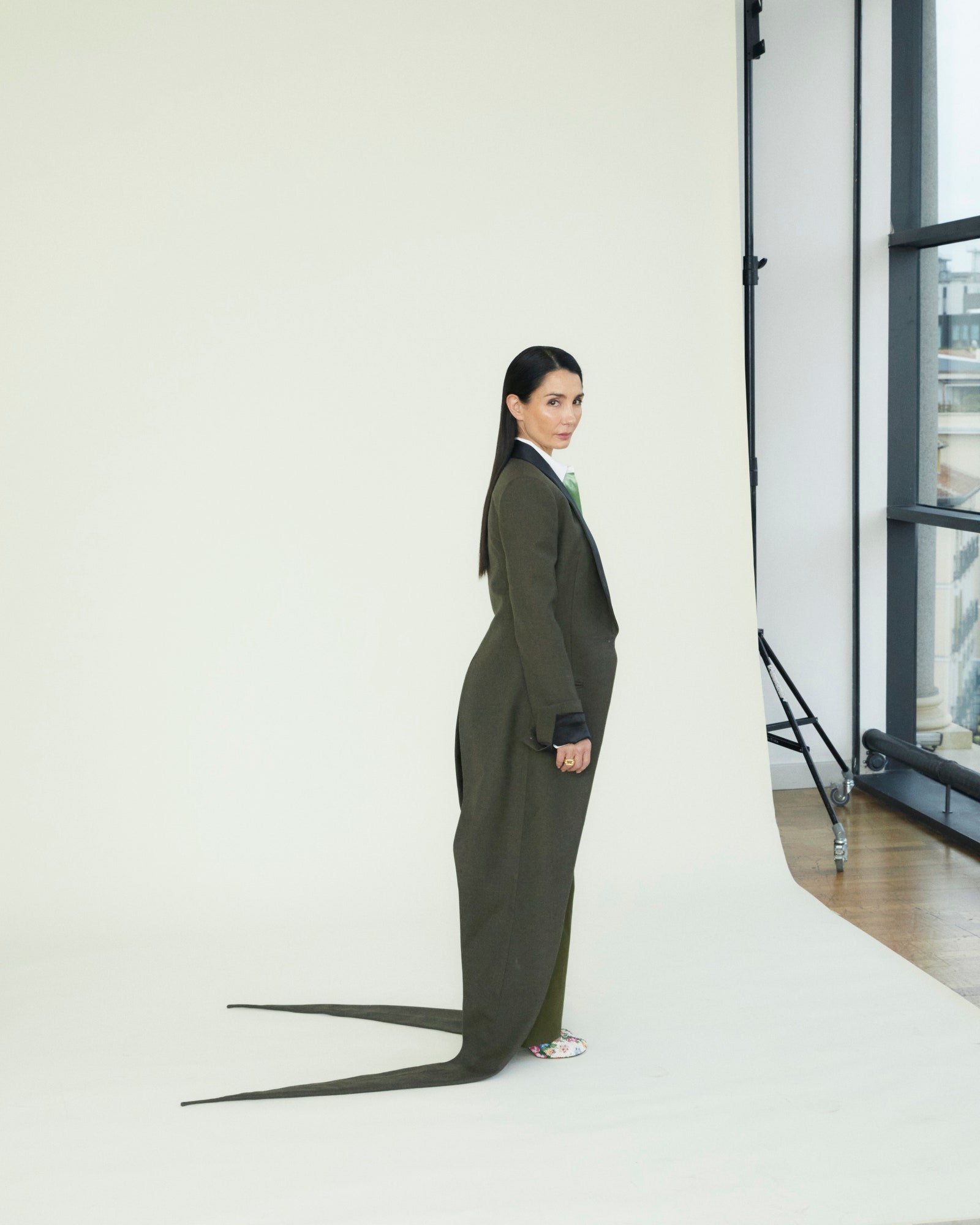 En esta imagen con chaqueta con faldones camisa de seda pantalones y zapatos Toy con cuentas bordadas todo de LOEWE y...