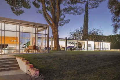 La mansión es un edificio de estética futurista con más de 600 metros cuadrados habitables, cuatro dormitorios, siete cuartos de baño y paredes de cristal móviles. 