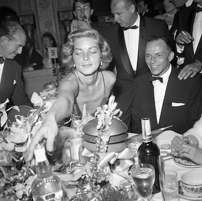 Lauren Bacall con un sonriente Frank Sinatra en 1954. 