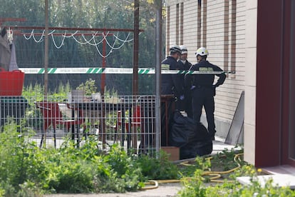 Miembros la Guardia Civil investigan en el interior de la residencia de mayores en Villafranca de Ebro, este viernes. 
