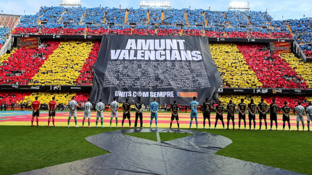 Minuto de silencio por las víctimas de la dana antes del partido de la jornada 14 de Liga que disputan el Valencia CF y el Real Betis este sábado en el estadio de Mestalla.